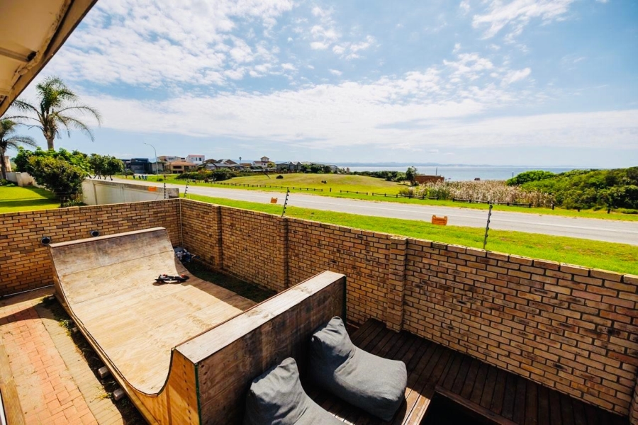 5 Bedroom Property for Sale in Wavecrest Eastern Cape